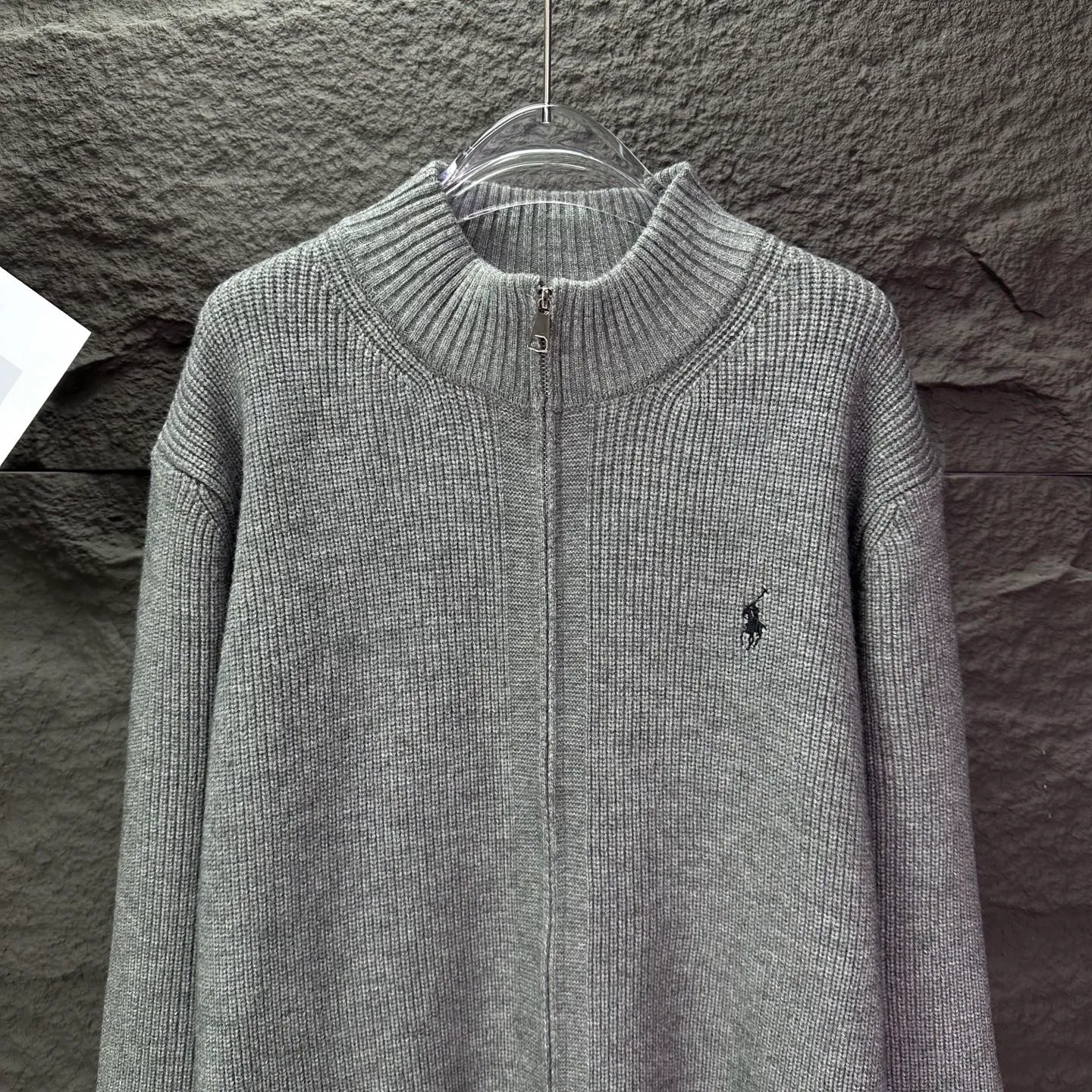 P340 Ralph Lauren 2025 new classic embroidered logo couple style zipper knitted sweater 🔥High version🔥High version🔥 The fabric is made of 32-count cotton yarn blended material, which is skin-friendly and does not stick to the body. It does not cause pilling. It feels very soft and super comfortable. It is fashionable and personalized. It is a super versatile and beautiful knitted sweater. It is very suitable for both men and women. It is a must-have for everyone. Packaging, tag, collar label, washed wheat, complete👍 Color: black, gray Size: M-2XL